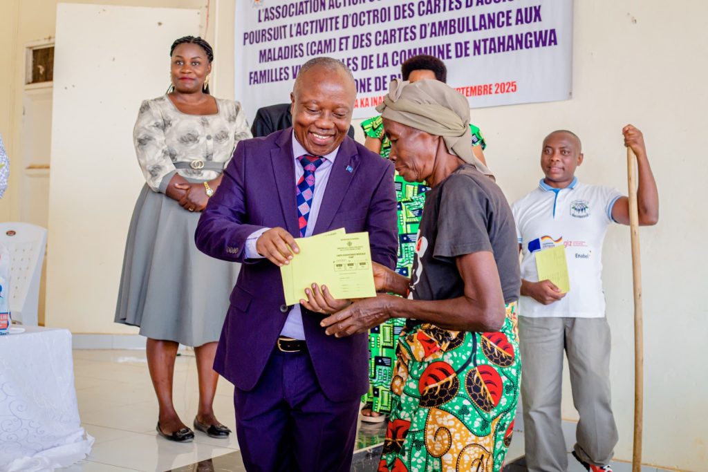 Distribution de cartes d’assurance maladie aux personnes vulnérables à Ntahangwa : une initiative solidaire pour la Vision 2040-2060 du Burundi