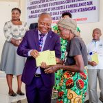 Distribution de cartes d’assurance maladie aux personnes vulnérables à Ntahangwa : une initiative solidaire pour la Vision 2040-2060 du Burundi